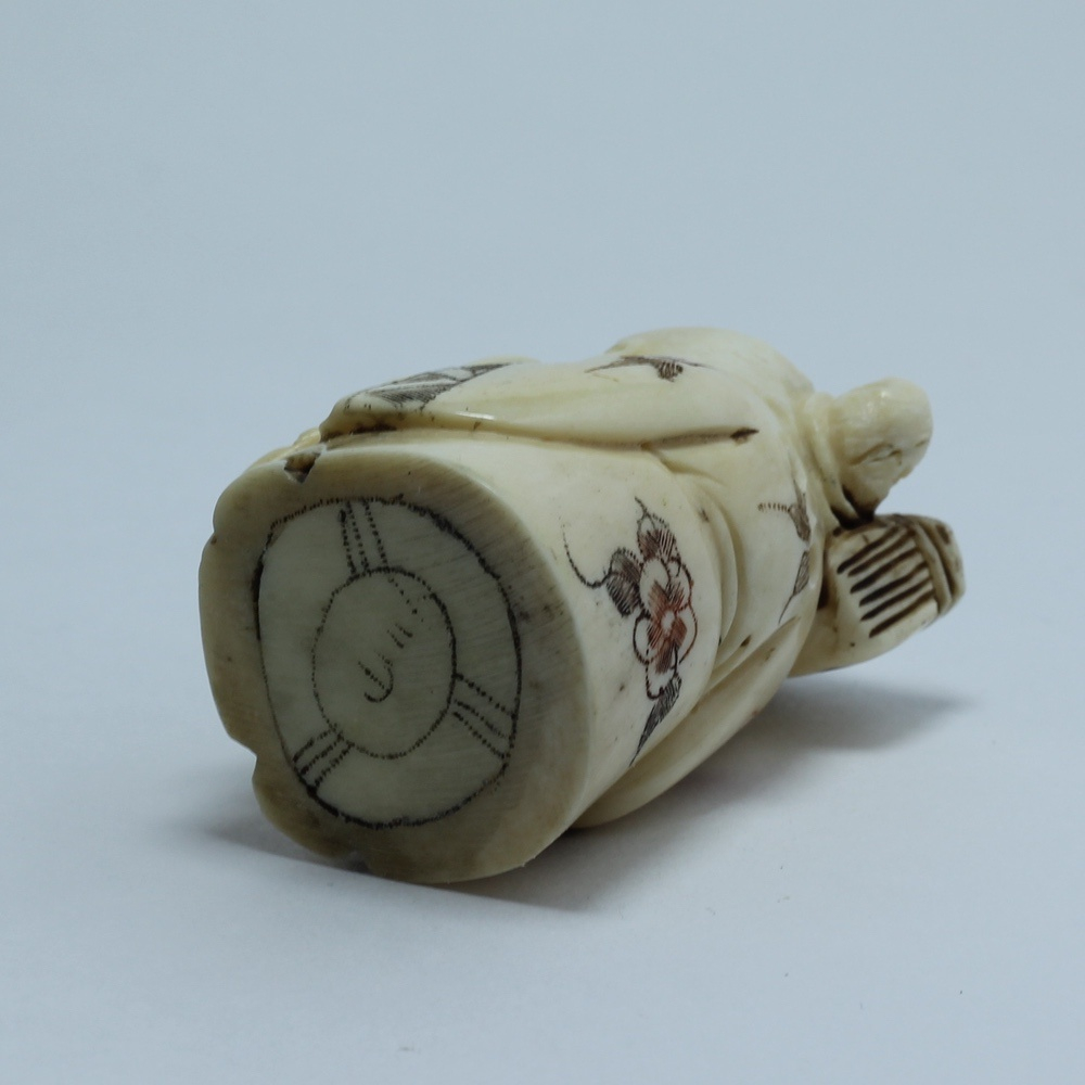 Нэцкэ Дзюродзин без головного убора с кистью и полотном