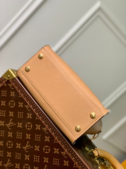 Louis Vuitton On My Side PM