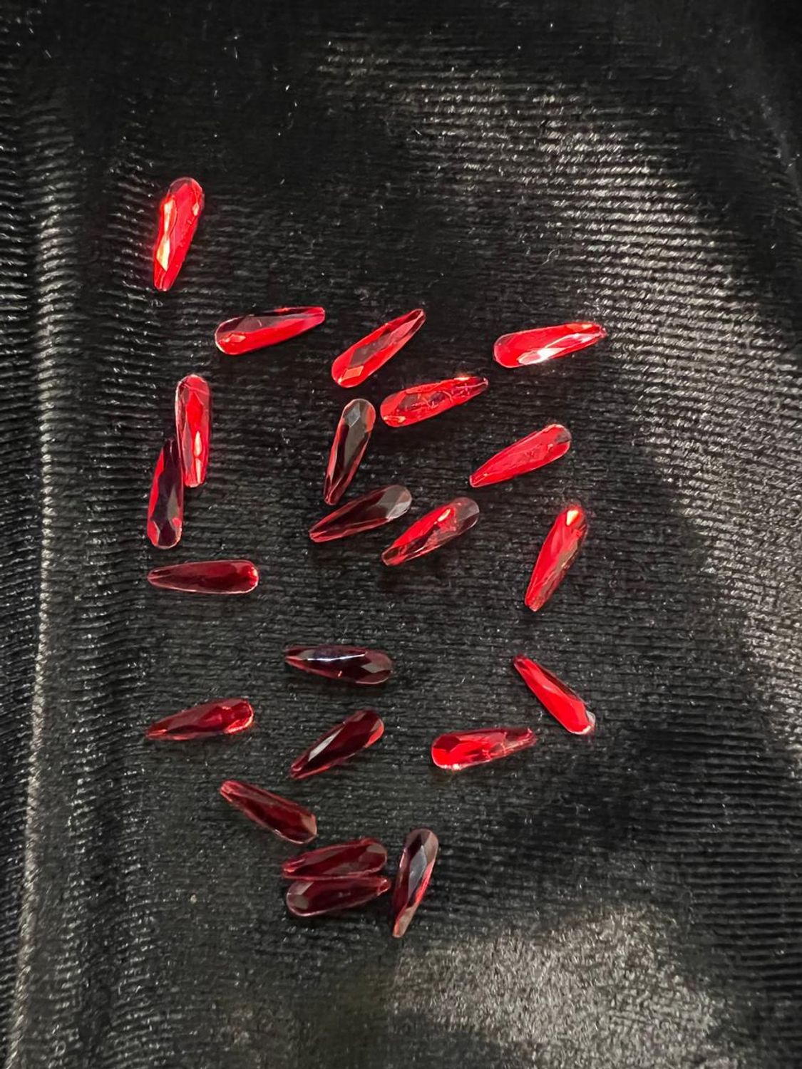 Стеклянные стразы 3*10 мм (25шт)цвет красный