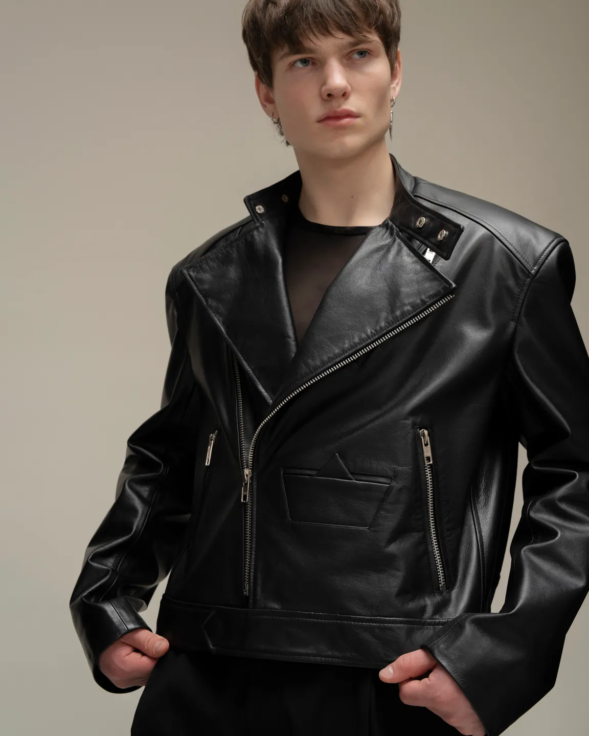 Черная кожаная куртка 