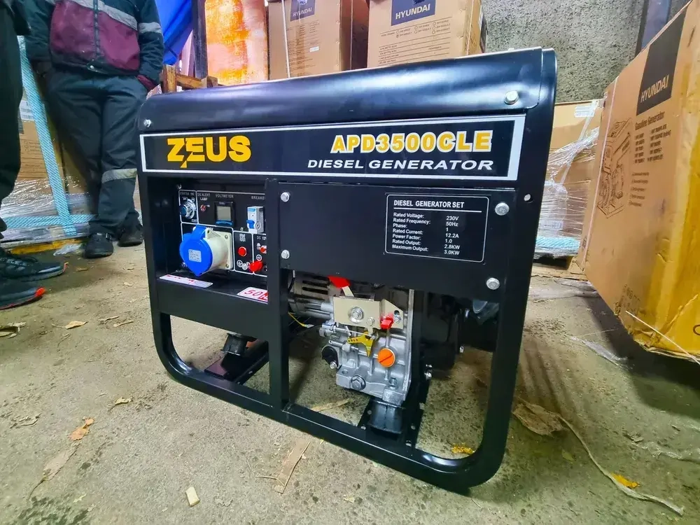 Дизельный генератор Zeus APD 3500 CLE 3 кВт с электростартером. В комплекте аккумулятор, колеса и набор фильтров для 1-го ТО