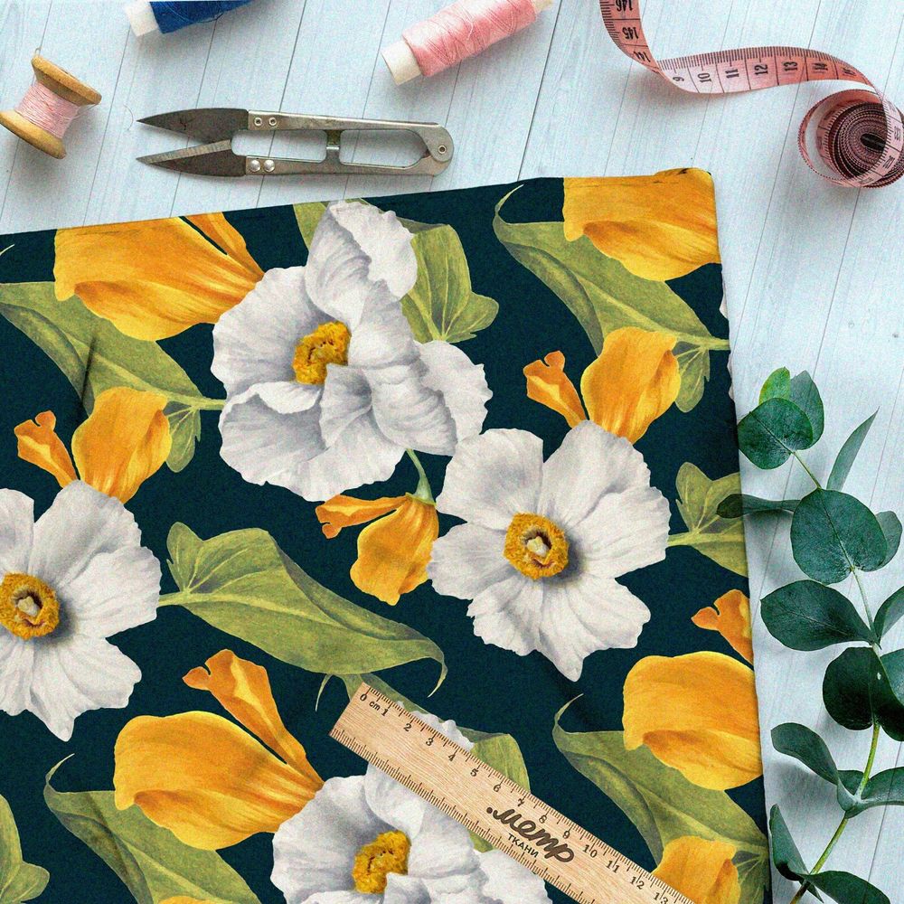 Ткань габардин крупные белые петуньи и жёлтые ирисы на чёрном фоне