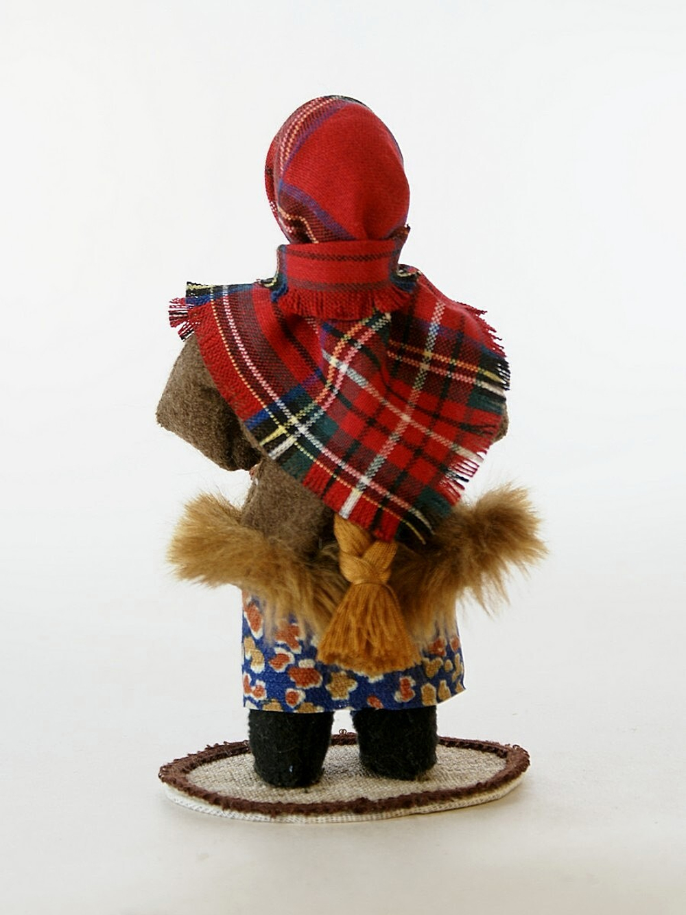 Кукла фарфоровая Девочка с корзиной подснежников