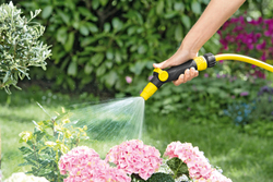 Регулируемый распылитель для полива