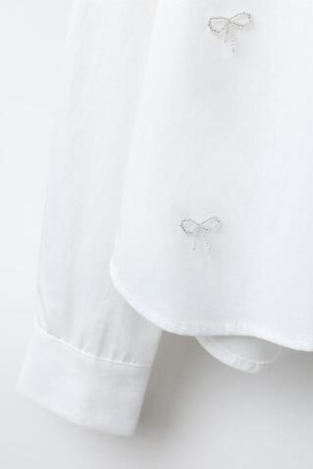 ZARA УКОРОЧЕННАЯ РУБАШКА С БАНТИКАМИ И СТРАЗАМИ, БЕЛЫЙ