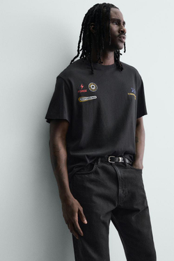 ZARA ФУТБОЛКА ИЗ ТКАНИ С ЭФФЕКТОМ ПОТЕРТОСТИ И ПРИНТОМ, ЧЕРНЫЙ