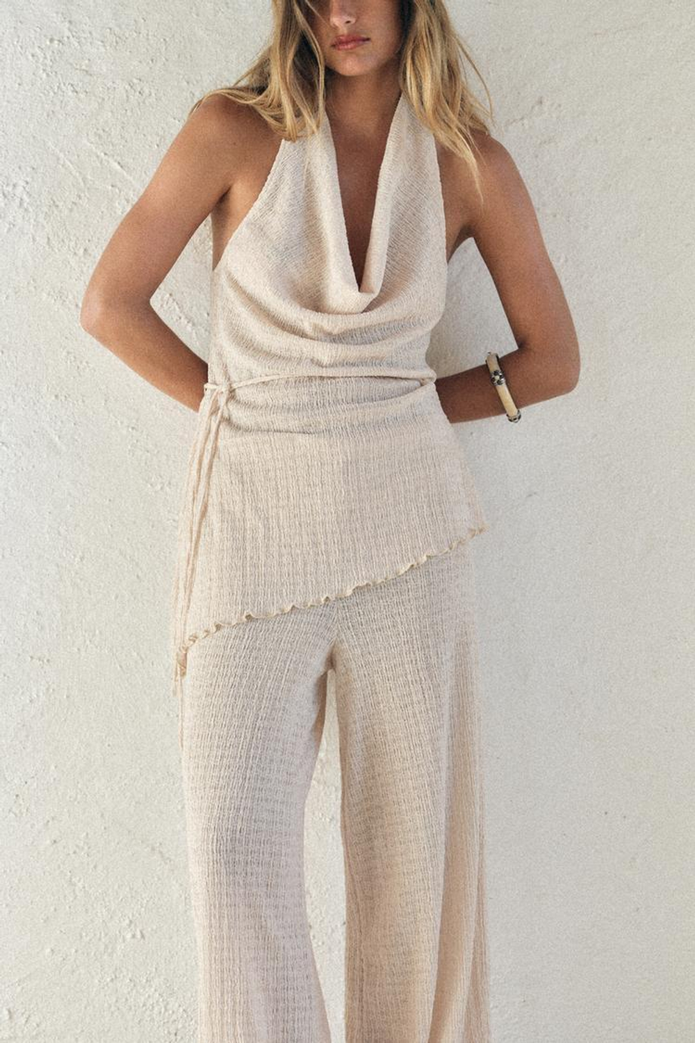 ZARA АСИММЕТРИЧНЫЙ ТОП ИЗ РЕЛЬЕФНОЙ ТКАНИ, КРЕМОВЫЙ