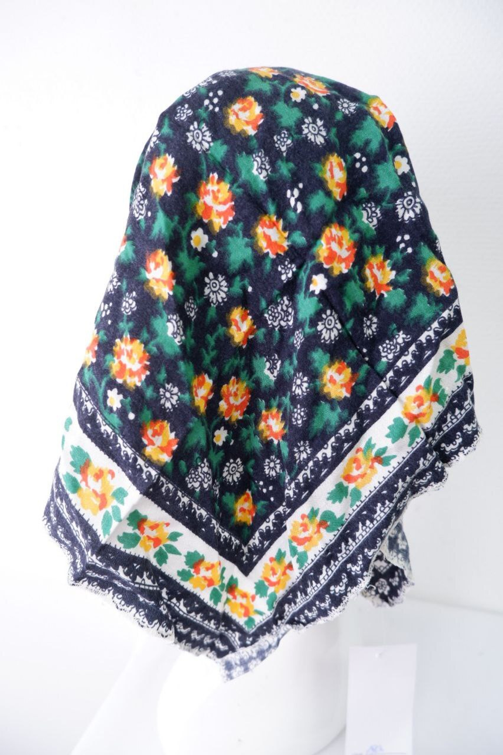 Платок с яркими цветами