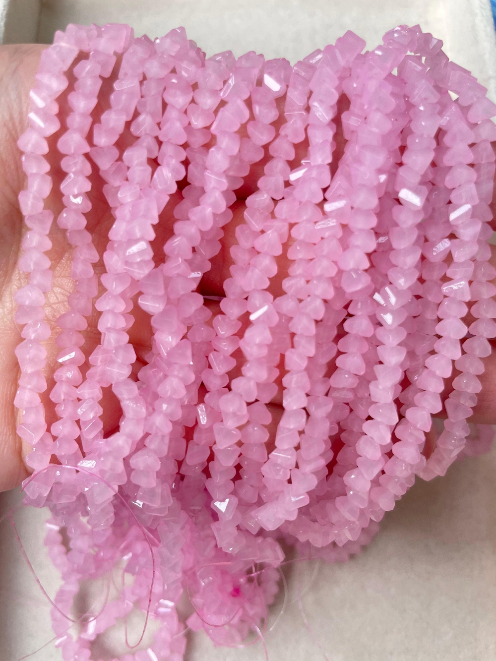 ХТР3-сроз Стекло граненое треугольник 3*2мм, светло-розовый непрозр., нить 34см