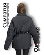 Классическая куртка свободного кроя, но с кулиской и возможностью приталивания