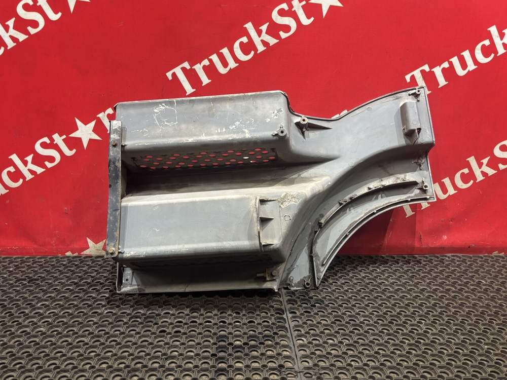 Корпус подножек правый