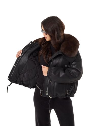 Черная куртка-пуховик из эко-кожи с накладным мехом