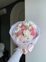 Букет из хризантемы, кустовых пионовидных роз и диантусов