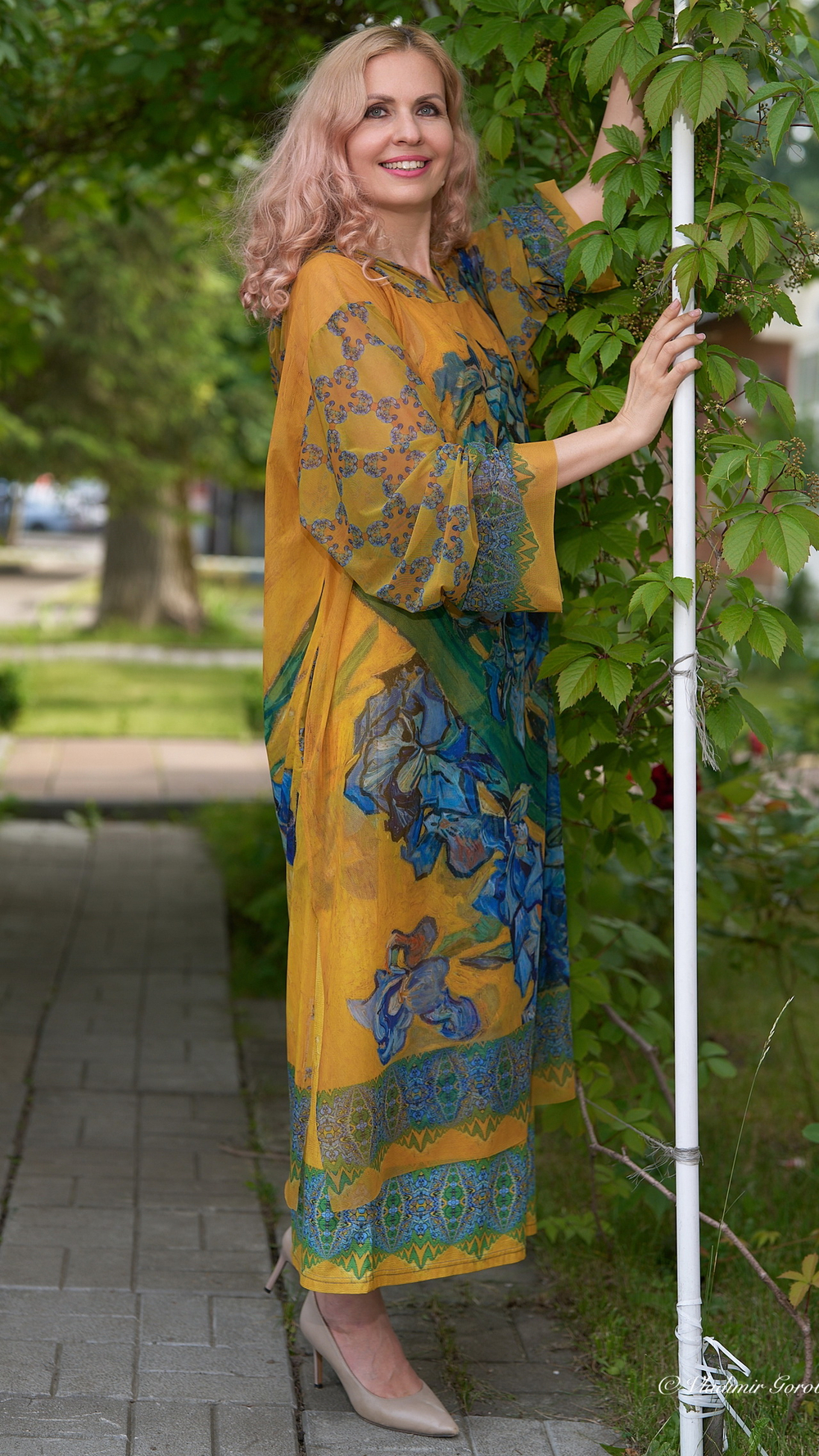 Полупрозрачное платье-туника с капюшоном «Ирисы», принт по мотивам картины Ван Гога "Ваза с ирисами на жёлтом фоне"