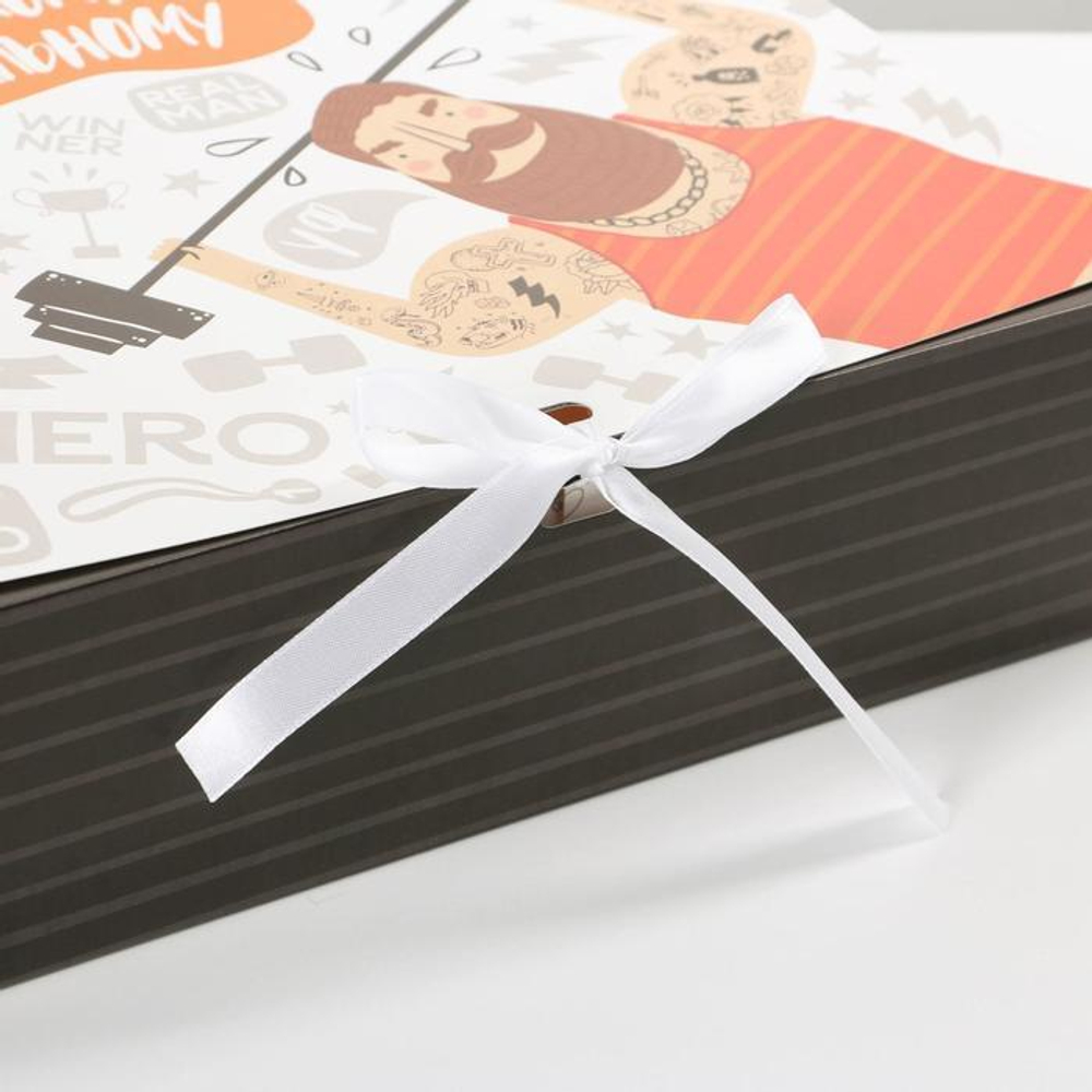 Коробка складная подарочная «Самому сильному», 31 × 24.5 × 8 см