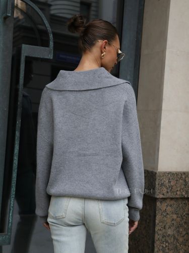 Темно-серый шерстяной свитер с откидным воротником