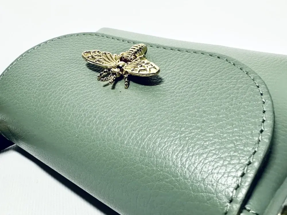 Женская сумочка с застежкой-пчелкой из натуральной кожи мятного цвета