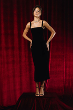 Платье из бархата на лямках миди черное