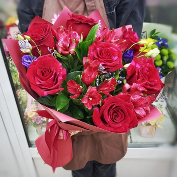 Авторский букет в красной гамме