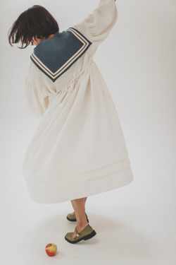 Воротничок-морячка из темно-синей крапивы