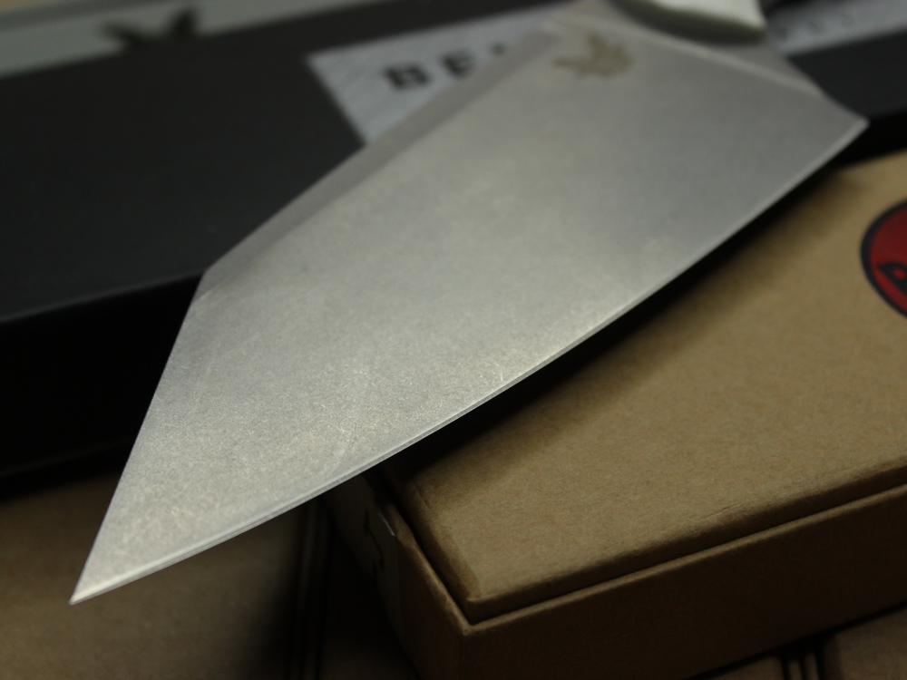 Нож Benchmade Station Knife - белая рукоять G10 , клинок стоунвош