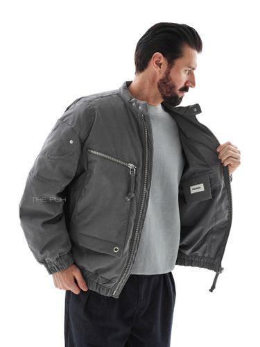 Серый утепленный бомбер с нагрудными карманами