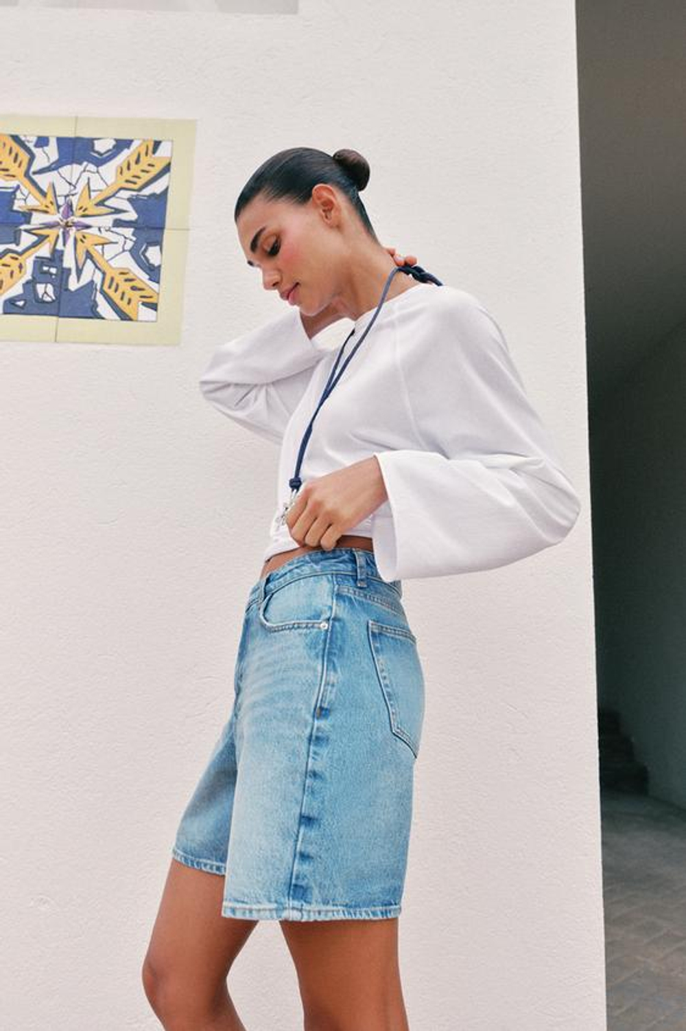 ZARA ДЖИНСОВЫЕ ШОРТЫ Z1975 С ПЕРЕКРЕСТНЫМ ПОЯСОМ, ВЫЦВЕТШИЙ СИНИЙ