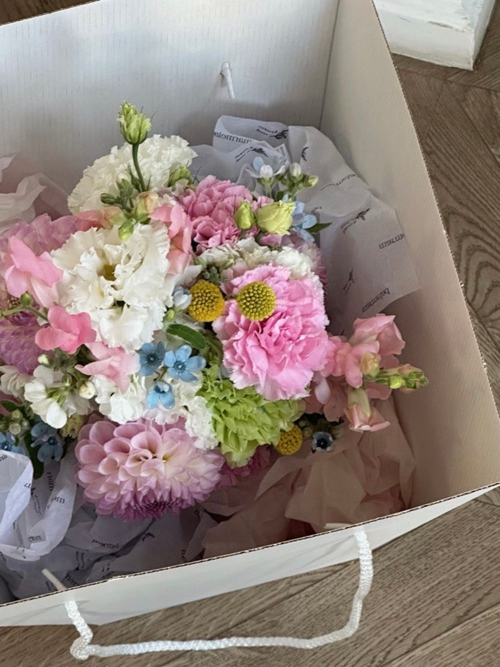 Свадебный букет из георгин, розовых диантусов, незабудок и других цветов