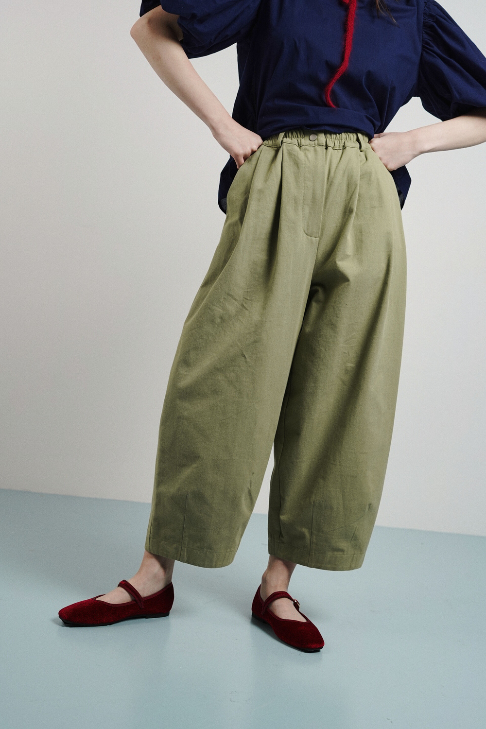 Брюки-бананы из хлопка оливкового цвета