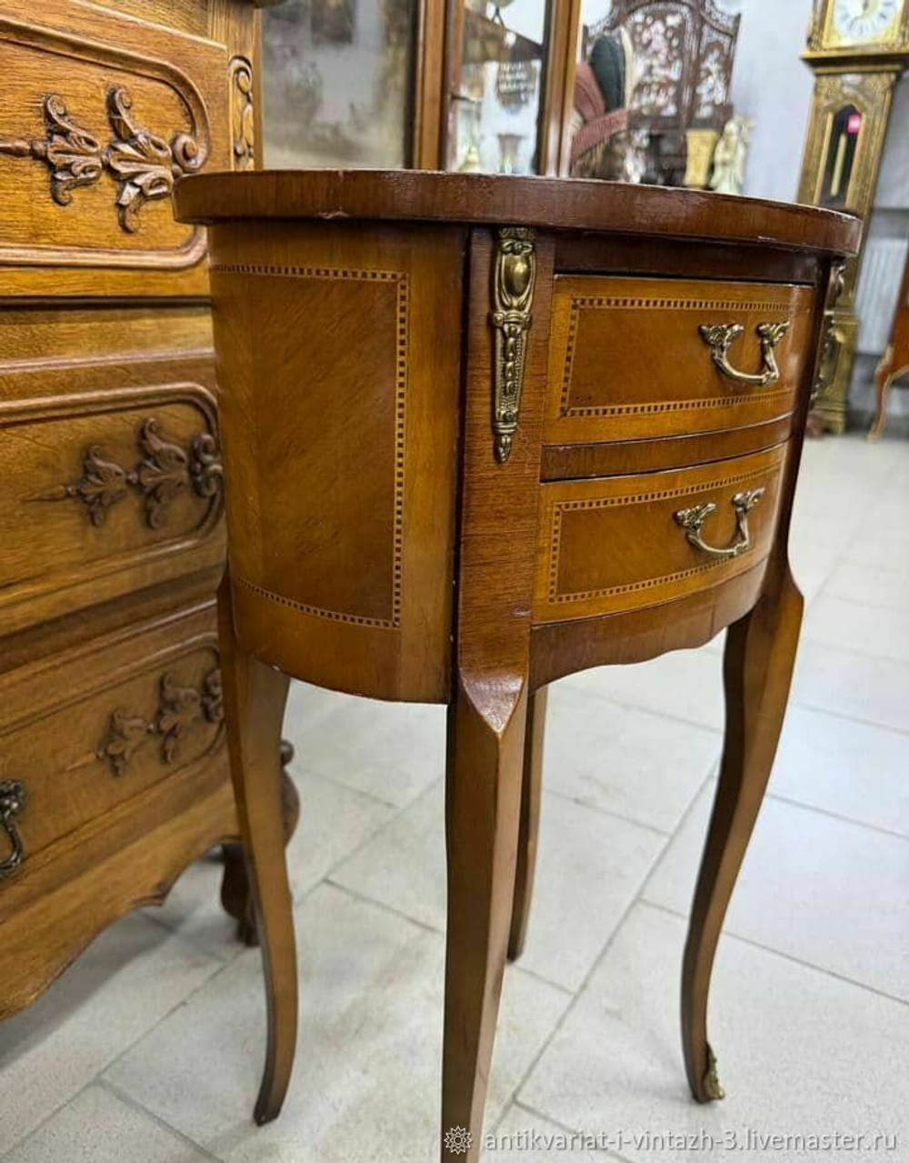 Старинная тумбочка