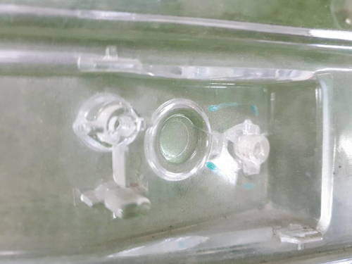 Стекло фары правое Toyota Land Cruiser 200 (2015-2021) LED