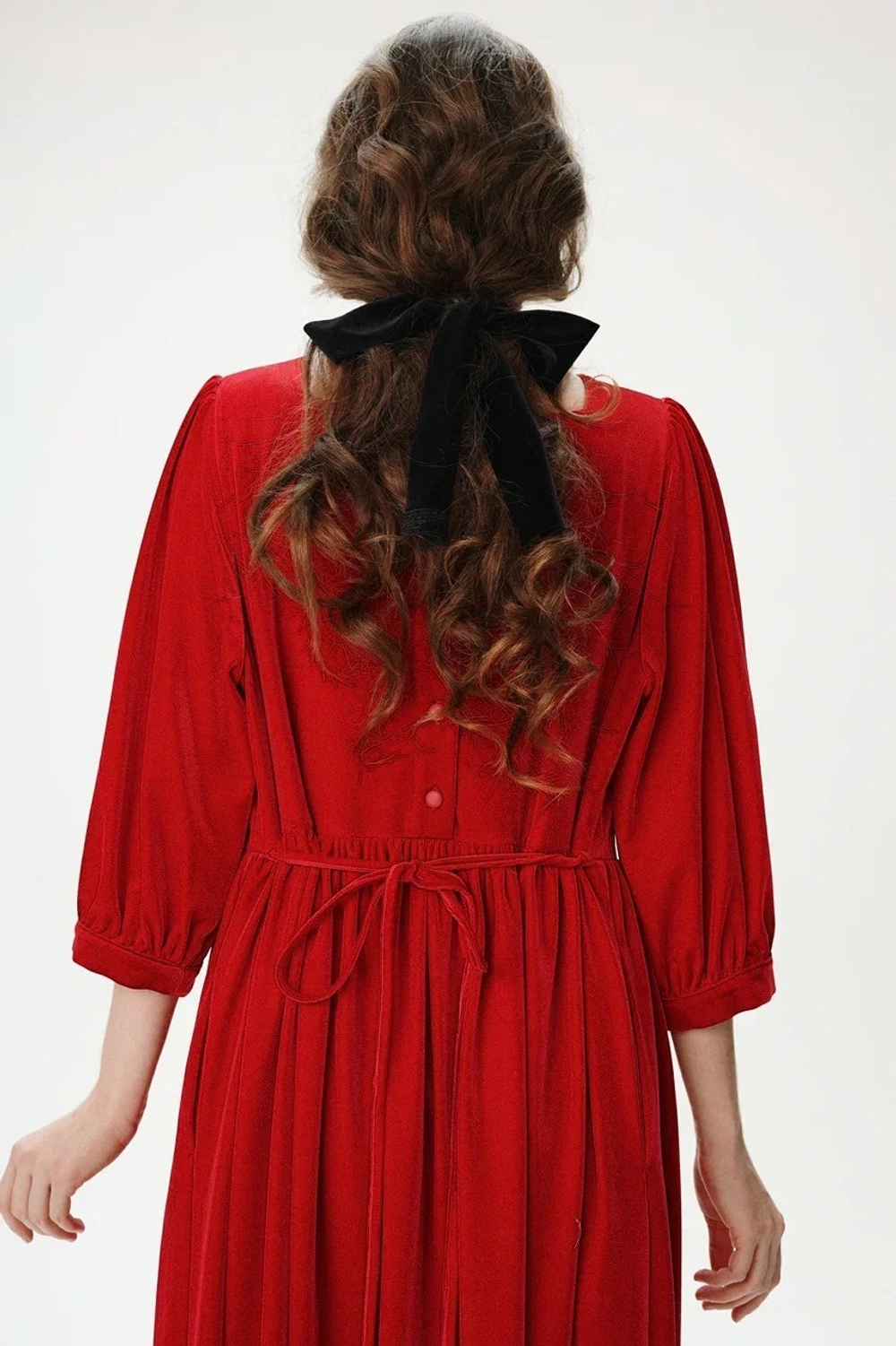 Платье с квадратным вырезом и рукавами-фонариками из бархата "Заветное желание"