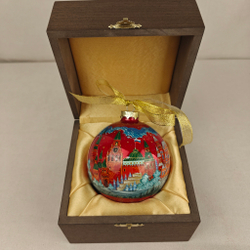 Шар новогодний с круговой росписью Палех "Тройка. Москва" на красном в футляре