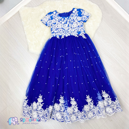 Платье праздничное синее с белым кружевом и жемчугом