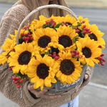 Композиция из подсолнухов в корзине "Sunny Basket"