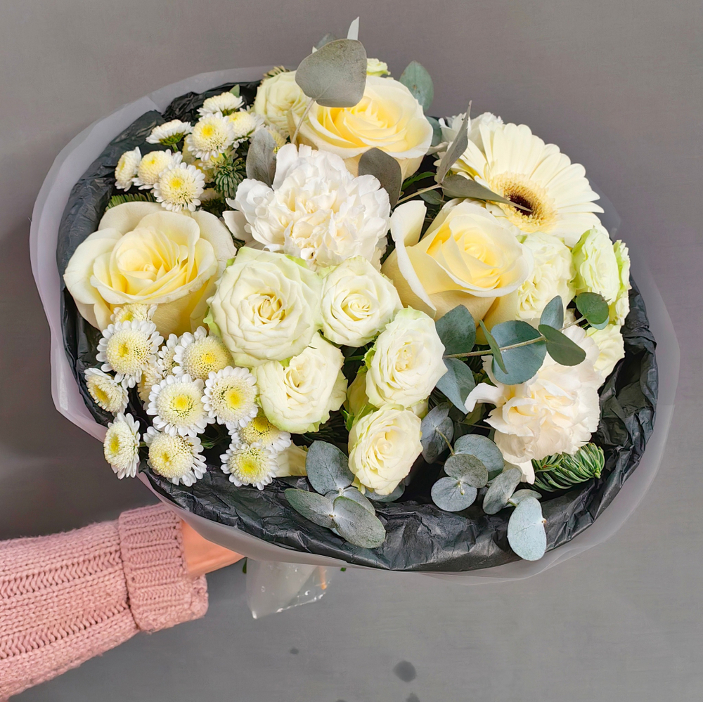 Авторский букет с веточками нобилиса