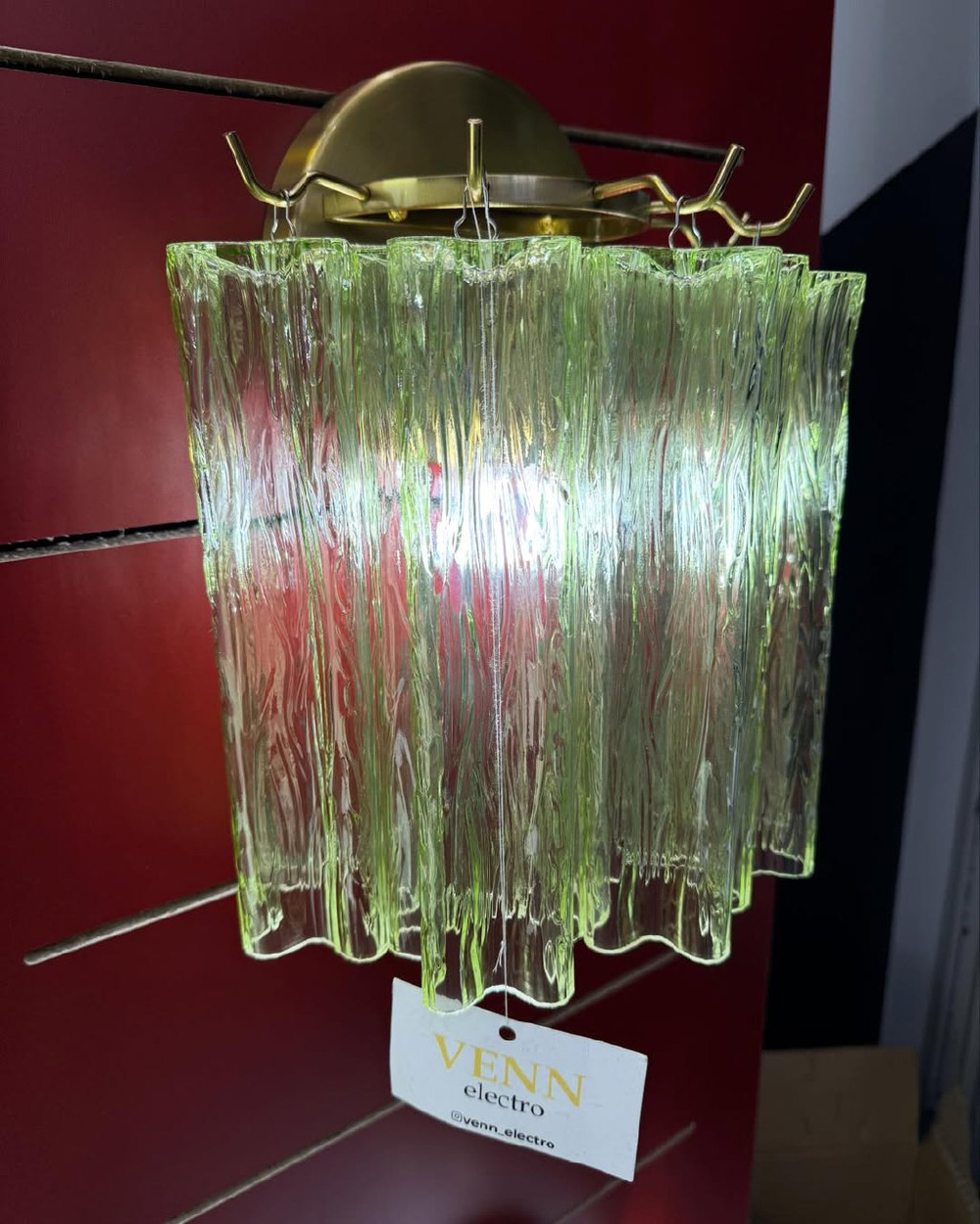 Элегантное настенное бра с фактурным стеклом