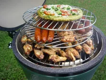 Керамический гриль Big Green Egg L Large (Большой), 46 см на столе из акации