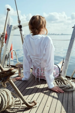 Рубашка с цветами на карманах