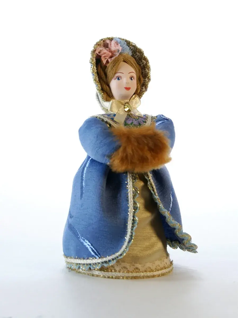 Кукла фарфоровая Барышня в капоре и шубке 19 века