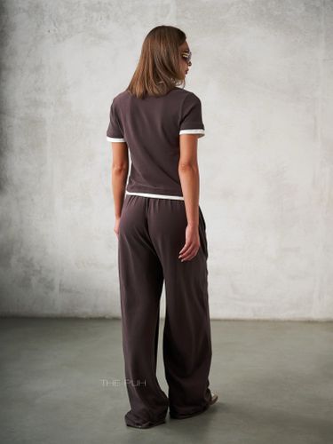 Трикотажный шоколадный костюм с вышивкой-лого