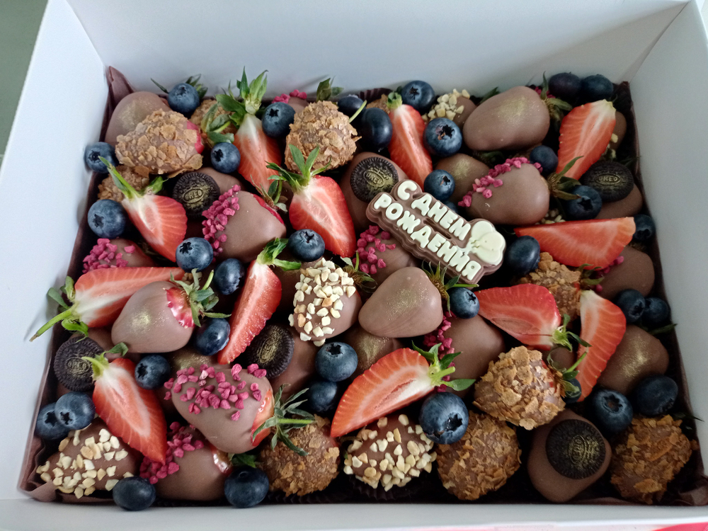 Большая коробка с клубникой в шоколаде "День рождения"