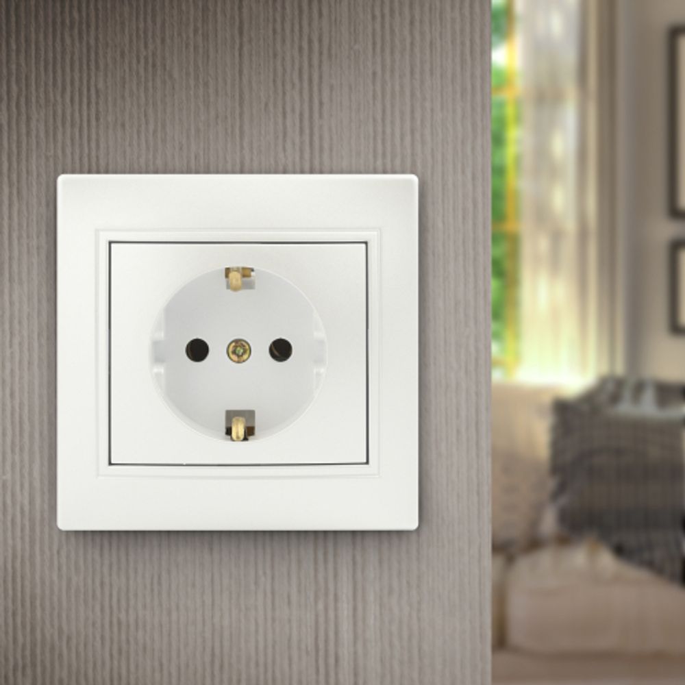 Розетка Intro Plano 1-202-06 с заземлением 2P+E Schuko, 16А-250В, IP20, СУ, перламутр