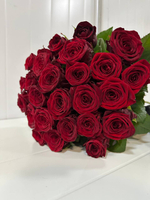 Букет из 25 шт красной розы 60см