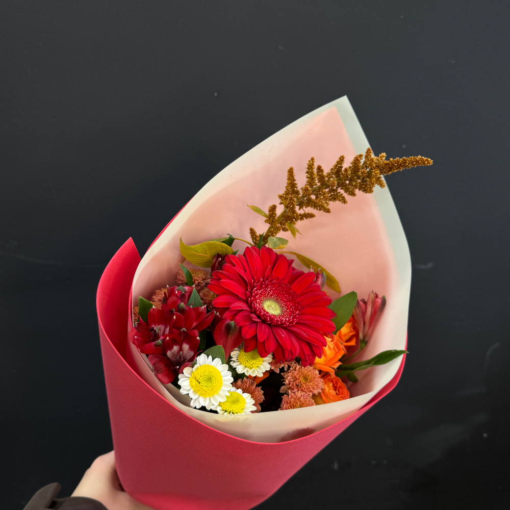 Букет с красной герберой, сантини, кустовой розой и амарантом