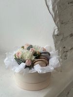 Цветочная композиция с макарунами