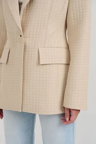 Приталенный жакет со стежкой бежевого цвета