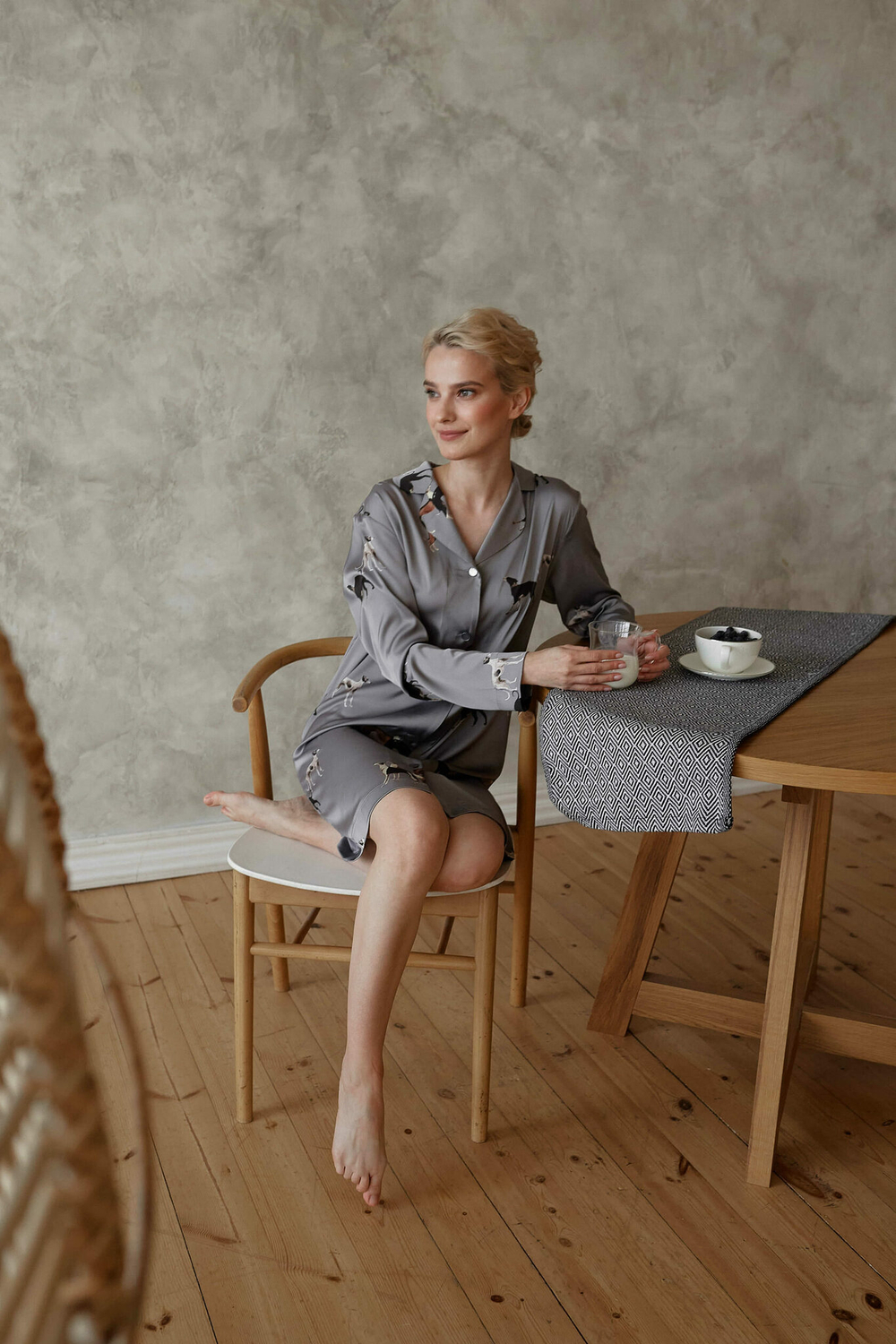 Шелковая рубашка удлиненная с борзыми серебро 48 - 50