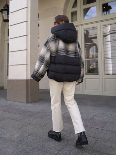 Черный клетчатый пуховик с капюшоном