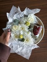 Цветочная композиция в коробке+свеча 50 мл